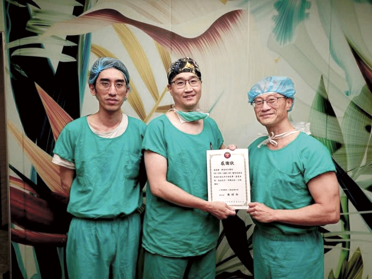 DrChiYongNguaDaVincicolorectalcancersurgeryauthorityfromSingaporevisitedforsurgicalguidanceandagroupphoto